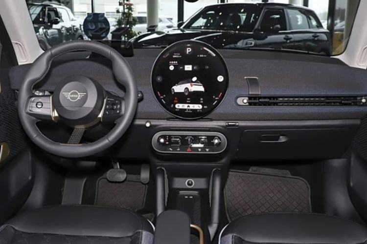 Về thiết kế, Mini Cooper EV nổi bật với màu sơn vàng trẻ trung. Xe vẫn được giữ nguyên ngôn ngữ thiết kế đặc trưng, cổ điển của thương hiệu Mini với kiểu dáng ba cửa và bốn chỗ ngồi nhỏ gọn, mang lại cảm giác quen thuộc nhưng vẫn tươi mới cho người dùng.