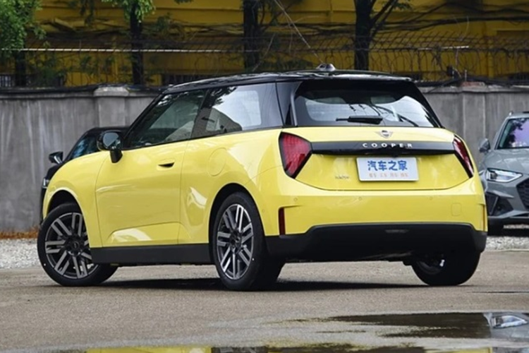 Phiên bản Mini Cooper E Classic chạy điện sẽ được trang bị bộ mâm hợp kim nhôm 17 inch, trong khi phiên bản Artist và Racer sẽ dùng bộ mâm 18 inch giúp vẻ ngoài thêm phần thể thao, cá tính hơn.