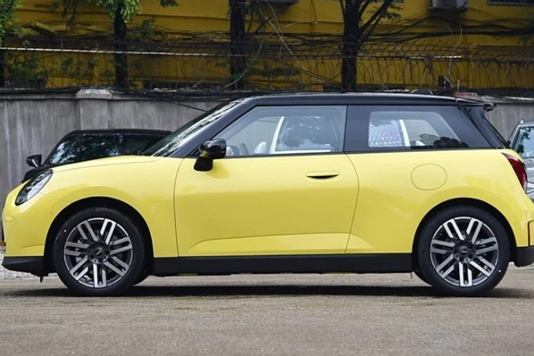 Mẫu xe điện Mini Cooper EV có kích thước dài x rộng x cao lần lượt là 3.858 x 1.756 x 1.458 mm. So với bản động cơ đốt trong, Mini Cooper thuần điện có phần “khiêm tốn” hơn về chiều dài nhưng nhỉnh hơn 29 mm về chiều rộng và 44 mm chiều cao.