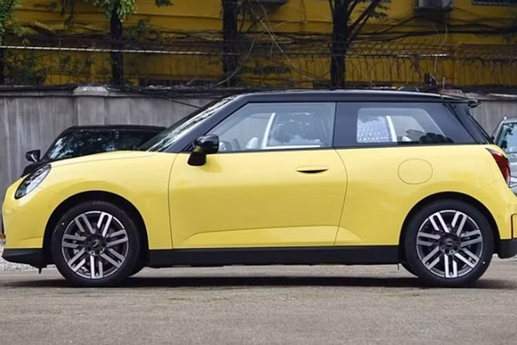 Mẫu xe điện Mini Cooper EV có kích thước dài x rộng x cao lần lượt là 3.858 x 1.756 x 1.458 mm. So với bản động cơ đốt trong, Mini Cooper thuần điện có phần “khiêm tốn” hơn về chiều dài nhưng nhỉnh hơn 29 mm về chiều rộng và 44 mm chiều cao.