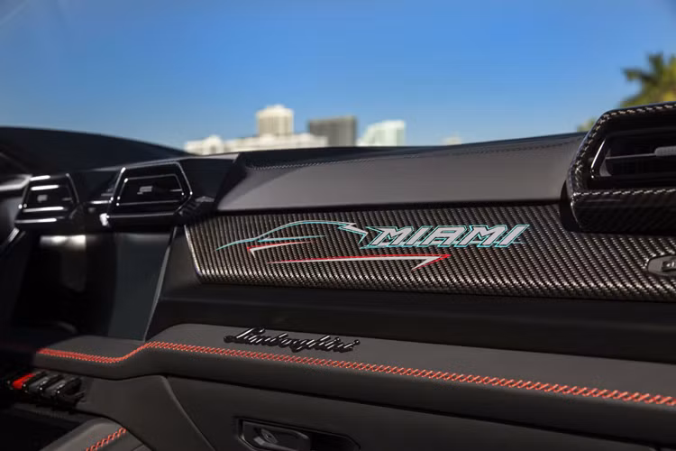 Ngoài ra, chiếc siêu SUV này có thể đạt tốc tối đa lên tới 312 km/h, nhanh hơn một chút so với hai phiên bản sử dụng động cơ V8 thông thường. Mẫu siêu SUV Urus SE được trang bị đi kèm với pin lithium-ion 25,7 kWh gắn bên dưới khoang hành lý, giúp xe có thể di chuyển bằng điện khoảng 60km.