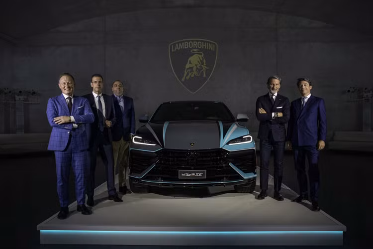 Nếu xe chạy ở chế độ thuần điện EV, mẫu siêu SUV có khả năng đạt tốc độ tối đa 130 km/h. Sau đó, động cơ V8 sẽ tự động khởi động. Ngoài ra, Lamborghini cũng cho biết trên mẫu xe này, lượng khí thải giảm 80% so với phiên bản chạy bằng động cơ xăng.