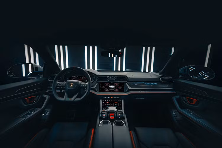 So với Urus S, SE mới có khả năng tăng tốc từ 0 – 100 km/h nhanh hơn 0,1 giây, giảm thời gian tăng tốc xuống chỉ còn 3,4 giây. Ngoài ra, phiên bản Urus Performanceante vẫn là mẫu xe nhanh nhất trong dòng Urus với tốc độ tối đa có thể đạt được ở mức 3,3 giây. Mẫu SUV PHEV này có khả năng đạt tốc độ 200 km/h trong vòng 11,4 giây.