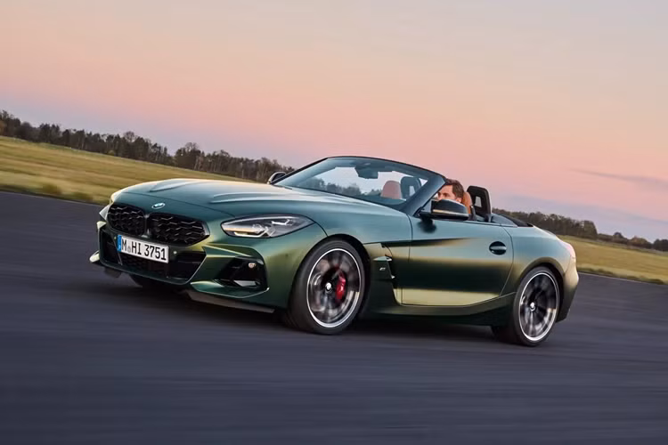 Nội thất bản Pure Impulse Edition/Handschalter cũng được thừa hưởng ưu đãi, trang bị da thật Vernasca mà không bị tính thêm chi phí, nên nhiều khả năng khách hàng sẽ chọn phương án này thay vì bọc da tổng hợp Sensatec. Người mua cũng được chọn giữa 5 tông màu chất liệu nội thất, hoặc có thể chọn bọc da nhung Alcantara nếu muốn.