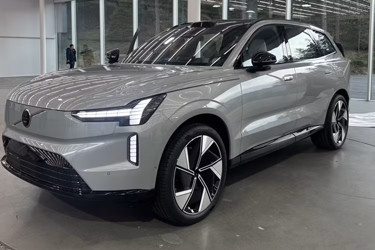 Không có gì bất ngờ khi mẫu SUV điện này được trang bị hàng loạt tính năng an toàn hiện đại như cảm biến LiDAR, 5 cảm biến, 12 cảm biến siêu âm, hệ thống kiểm soát hành trình thích ứng, tự động phanh/hỗ trợ đánh lái tránh va chạm, hỗ trợ giữ làn đường, nhận biết biển báo giao thông, cảnh báo người lái mất tập trung và hỗ trợ đỗ xe.