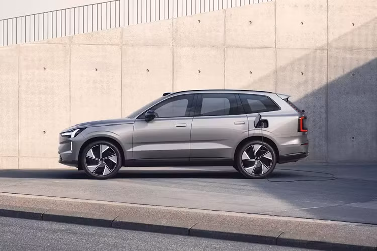 Trong khi đó, bản Ultra Twin Performance AWD sở hữu 2 mô-tơ điện với công suất tổng cộng 510 mã lực và mô-men xoắn cực đại 910 Nm. Sức mạnh này cho phép xe tăng tốc từ 0-100 km/h trong thời gian 4,9 giây.