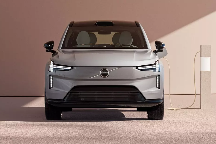 Do đó, ngày mẫu xe này được giới thiệu ở Việt Nam có lẽ không còn xa. Trước đó không lâu, Volvo cũng đã ra mắt mẫu xe điện đầu tiên ở Việt Nam, đó là EC40. Tại thị trường Thái Lan, SUV điện Volvo EX90 có 3 phiên bản là Plus Twin Motor AWD 7 chỗ, Ultra Twin Performance AWD 7 chỗ và Ultra Twin Performance AWD 6 chỗ.