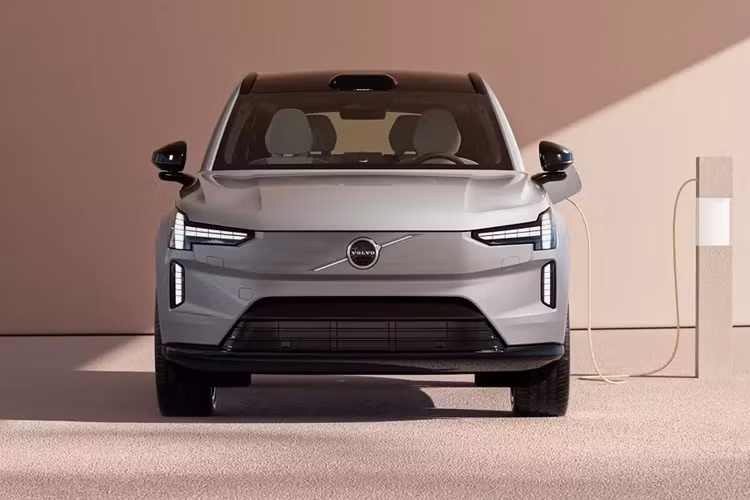 Do đó, ngày mẫu xe này được giới thiệu ở Việt Nam có lẽ không còn xa. Trước đó không lâu, Volvo cũng đã ra mắt mẫu xe điện đầu tiên ở Việt Nam, đó là EC40. Tại thị trường Thái Lan, SUV điện Volvo EX90 có 3 phiên bản là Plus Twin Motor AWD 7 chỗ, Ultra Twin Performance AWD 7 chỗ và Ultra Twin Performance AWD 6 chỗ.