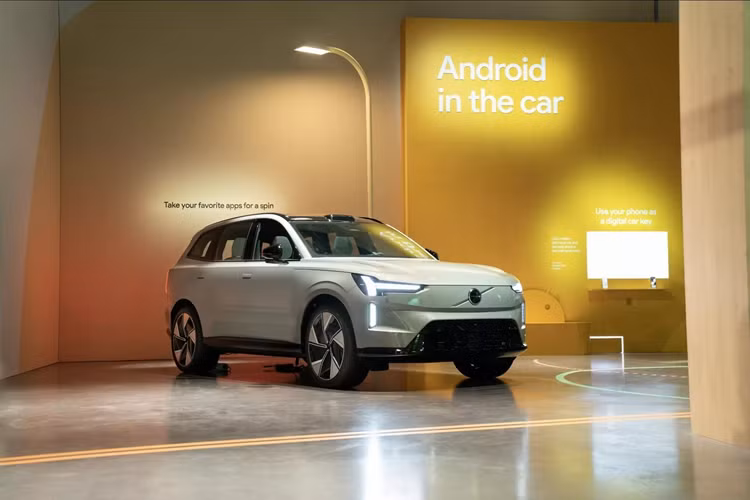 Giá xe Volvo EX90 2025 dao động từ 4,29 - 4,89 triệu Baht (khoảng 3,17 - 3,61 tỷ đồng). Nguồn cung cấp sức mạnh cho bản Plus Twin Motor AWD là 2 mô-tơ điện nằm trên 2 cầu với công suất tổng cộng 402 mã lực và mô-men xoắn cực đại 770 Nm. Nhờ đó, xe có thể tăng tốc từ 0-100 km/h trong thời gian 5,9 giây.