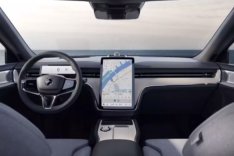 Cả 2 phiên bản của Volvo EX90 đều có hệ dẫn động 4 bánh toàn thời gian AWD và tốc độ tối đa 180 km/h. Bên cạnh đó là pin niken-mangan-coban (NMC) với dung lượng khả dụng 107 kWh, mang đến quãng đường di chuyển 745 km theo chu trình thử nghiệm NEDC.