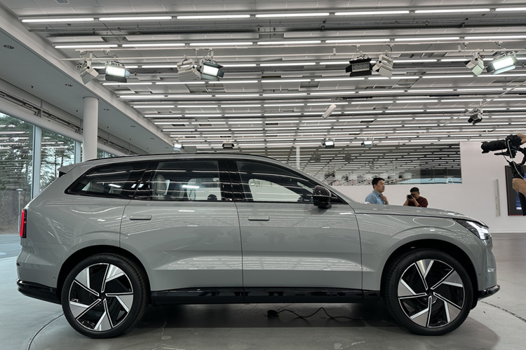 Ở bản Ultra cao cấp hơn, xe có thêm hệ thống treo khí nén với giảm chấn thích ứng, đèn pha LED điểm ảnh độ nét cao, đèn pha thích ứng chống chói cho người đối diện, tính năng massage ở hàng ghế trước và hệ thống âm thanh Bowers &amp; Wilkins 3D 25 loa, công suất 1.610 W.