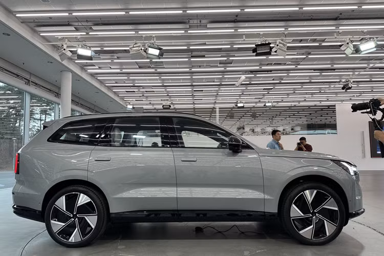 Ở bản Ultra cao cấp hơn, xe có thêm hệ thống treo khí nén với giảm chấn thích ứng, đèn pha LED điểm ảnh độ nét cao, đèn pha thích ứng chống chói cho người đối diện, tính năng massage ở hàng ghế trước và hệ thống âm thanh Bowers &amp; Wilkins 3D 25 loa, công suất 1.610 W.