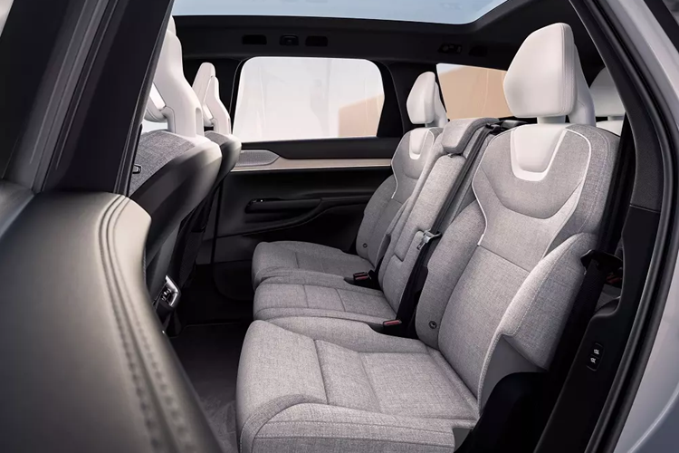 Nếu theo chu trình thử nghiệm WLTP, quãng đường di chuyển của xe giảm xuống còn 600 km ở bản Twin Motor và 590 km ở bản Twin Motor Performance. Chưa hết, mẫu SUV thuần điện hạng sang nhà Volvo còn có thể dùng cả sạc chậm AC 11 kW và sạc nhanh DC 250 kW. Thời gian sạc pin từ 0-100% bằng sạc chậm là gần 10 tiếng đồng hồ.