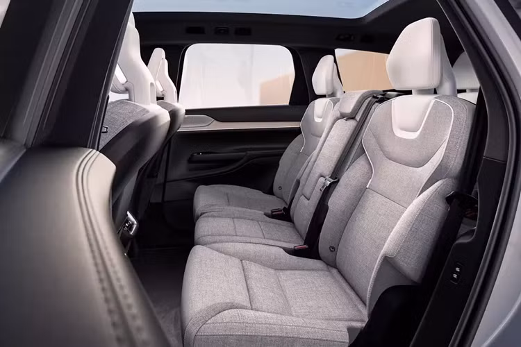 Nếu theo chu trình thử nghiệm WLTP, quãng đường di chuyển của xe giảm xuống còn 600 km ở bản Twin Motor và 590 km ở bản Twin Motor Performance. Chưa hết, mẫu SUV thuần điện hạng sang nhà Volvo còn có thể dùng cả sạc chậm AC 11 kW và sạc nhanh DC 250 kW. Thời gian sạc pin từ 0-100% bằng sạc chậm là gần 10 tiếng đồng hồ.