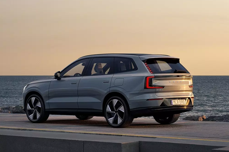 Khi mua Volvo EX90, khách hàng Thái Lan có thể chọn các màu sắc như trắng, đen, xanh dương, tím, đỏ, xám và vàng cát.