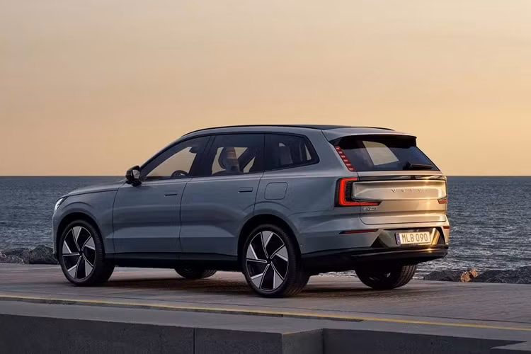 Khi mua Volvo EX90, khách hàng Thái Lan có thể chọn các màu sắc như trắng, đen, xanh dương, tím, đỏ, xám và vàng cát.