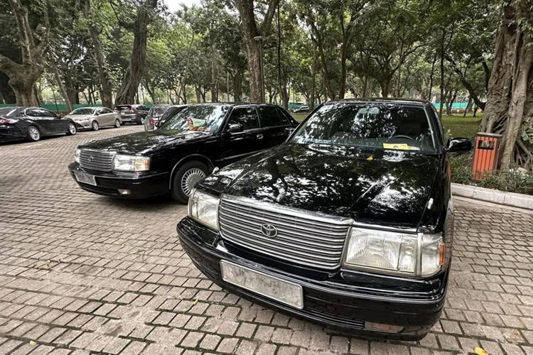 Đơn vị tổ chức đấu giá cho biết 3 chiếc Toyota Crown của Văn phòng Trung ương Đảng này sẽ được tổ chức đấu giá trực tuyến tại địa chỉ web lacvietauction.vn vào ngày 28/6 tới đây.