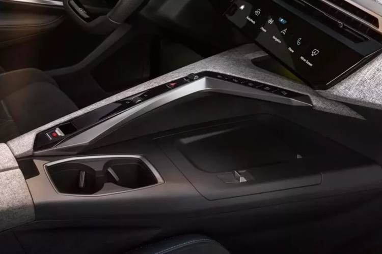 Nhờ pin nên Peugeot 5008 2025 bản PHEV có thể chạy hơn 80 km mà không cần dùng động cơ xăng. Riêng Peugeot E-5008 2024 sẽ có 3 phiên bản khác nhau. Đầu tiên là phiên bản dẫn động cầu trước FWD với 1 mô-tơ điện mạnh 210 mã lực và mô-men xoắn cực đại 345 Nm.