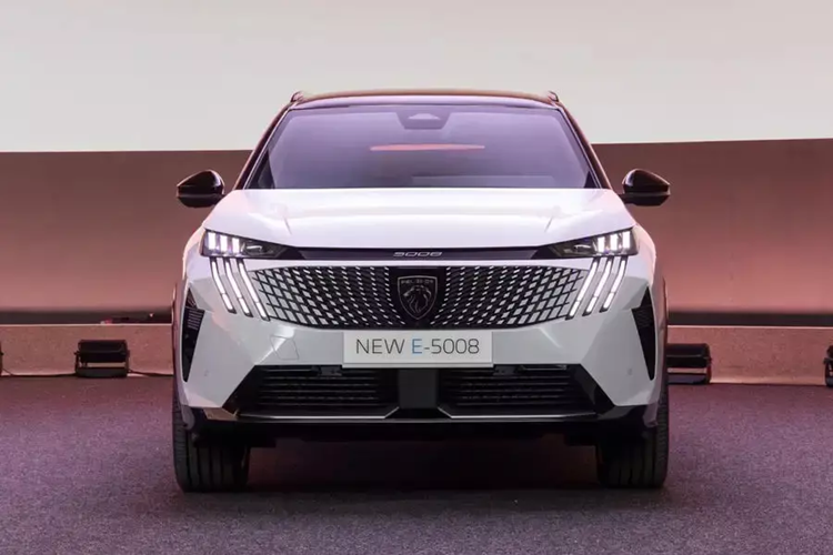 Thứ hai là phiên bản FWD với 1 mô-tơ điện mạnh 228 mã lực và mô-men xoắn cực đại 345 Nm. Cuối cùng là phiên bản dẫn động 4 bánh AWD với 2 mô-tơ điện có công suất tổng cộng 318 mã lực. Peugeot E-5008 2025 bản FWD sẽ có 2 tùy chọn pin là 73 kWh và 98 kWh.