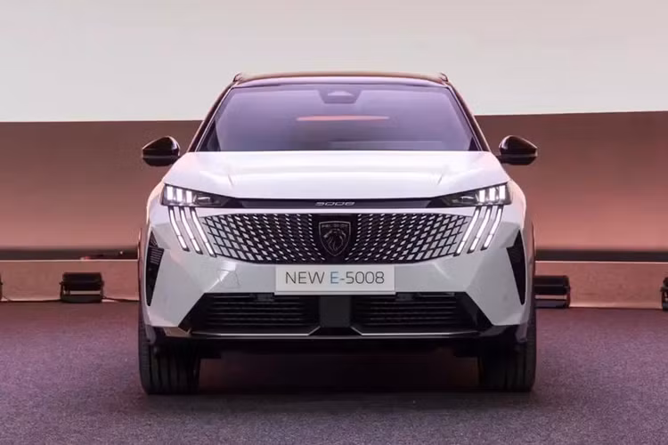 Thứ hai là phiên bản FWD với 1 mô-tơ điện mạnh 228 mã lực và mô-men xoắn cực đại 345 Nm. Cuối cùng là phiên bản dẫn động 4 bánh AWD với 2 mô-tơ điện có công suất tổng cộng 318 mã lực. Peugeot E-5008 2025 bản FWD sẽ có 2 tùy chọn pin là 73 kWh và 98 kWh.