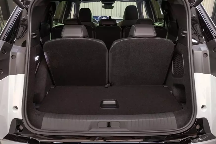 Ở bản GT cao cấp, xe sẽ được trang bị vô lăng vát đáy thể thao, ghế bọc bằng Alcantara sang trọng với tính năng sưởi/chỉnh điện, nóc sơn màu đen tương phản, vành hợp kim 20 inch và hệ thống kiểm soát hành trình thích ứng. Nằm bên dưới nắp ca-pô của Peugeot 5008 2025 là nhiều tùy chọn động cơ.