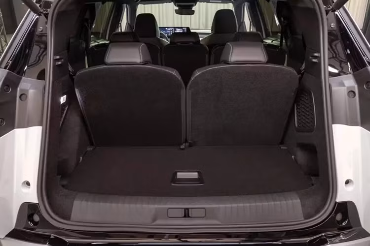 Ở bản GT cao cấp, xe sẽ được trang bị vô lăng vát đáy thể thao, ghế bọc bằng Alcantara sang trọng với tính năng sưởi/chỉnh điện, nóc sơn màu đen tương phản, vành hợp kim 20 inch và hệ thống kiểm soát hành trình thích ứng. Nằm bên dưới nắp ca-pô của Peugeot 5008 2025 là nhiều tùy chọn động cơ.