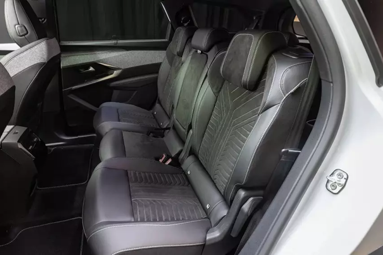 Trang bị này là sự kết hợp giữa bảng đồng hồ kỹ thuật số và màn hình cảm ứng trung tâm. Phía sau là hệ thống đèn viền LED trang trí nhằm tạo cảm giác "nổi" cho màn hình. Chưa hết, mẫu xe này còn có cụm điều khiển trung tâm nằm cao, tạo thành vách ngăn giữa 2 ghế trước và tích hợp một số nút bấm.