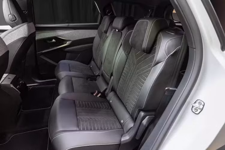 Trang bị này là sự kết hợp giữa bảng đồng hồ kỹ thuật số và màn hình cảm ứng trung tâm. Phía sau là hệ thống đèn viền LED trang trí nhằm tạo cảm giác "nổi" cho màn hình. Chưa hết, mẫu xe này còn có cụm điều khiển trung tâm nằm cao, tạo thành vách ngăn giữa 2 ghế trước và tích hợp một số nút bấm.