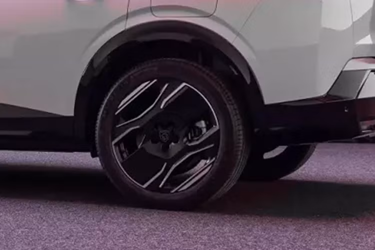 Đằng sau hàng ghế thứ 3 là khoang hành lý có dung tích 259 lít. Nếu gập hàng ghế cuối xuống, dung tích khoang hành lý sẽ tăng lên 748 lít. Cũng như ngoại thất, nội thất của Peugeot 5008 2025 có thiết kế khá giống với 3008 mới. Bên trong mẫu xe này xuất hiện hệ thống màn hình i-Cockpit 21 inch tiêu chuẩn mới, đặt nổi trên mặt táp-lô.