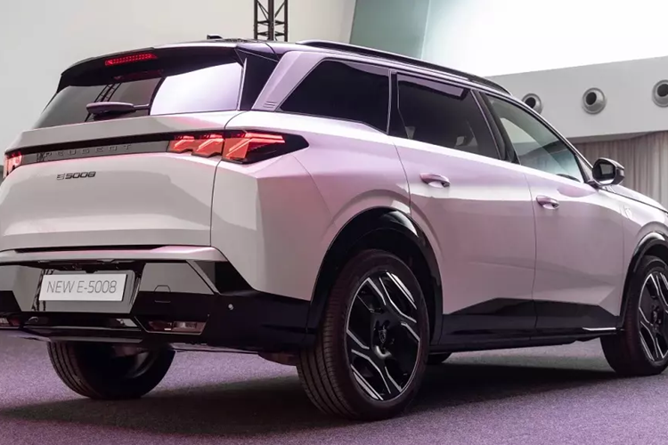 Với bộ sạc nhanh, người lái chỉ cần chờ khoảng 10 phút là có thể chạy thêm 100 km. Thời gian tăng dung lượng pin từ 20-80% bằng sạc nhanh là 30 phút. Hiện giá xe Peugeot 5008 2025 chưa được công bố. Chỉ biết rằng, xe sẽ bắt đầu được bán tại thị trường châu Âu vào tháng 9 năm nay.