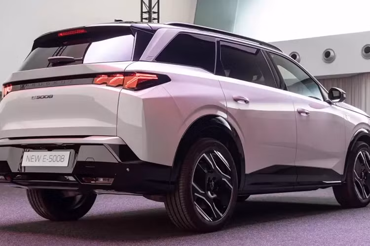 Với bộ sạc nhanh, người lái chỉ cần chờ khoảng 10 phút là có thể chạy thêm 100 km. Thời gian tăng dung lượng pin từ 20-80% bằng sạc nhanh là 30 phút. Hiện giá xe Peugeot 5008 2025 chưa được công bố. Chỉ biết rằng, xe sẽ bắt đầu được bán tại thị trường châu Âu vào tháng 9 năm nay.