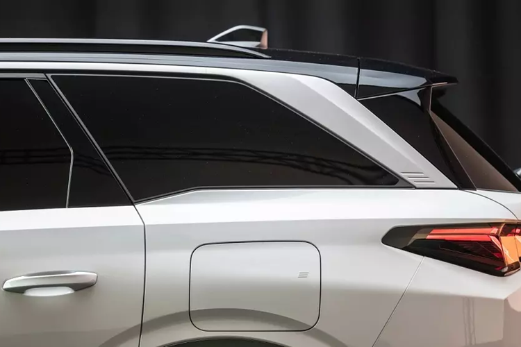 Phiên bản thuần điện E-5008 sẽ được trang bị bộ vành hợp kim với thiết kế khí động lực học độc đáo. Trái ngược với xu hướng thịnh hành của phân khúc SUV, Peugeot 5008 2025 không sở hữu phần nóc dốc về phía sau theo phong cách xe coupe. Thay vào đó, xe vẫn mang trên mình nóc xe thẳng thớm và cửa cốp phẳng.