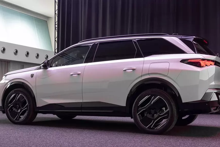 Trong đó, đèn pha của xe nằm phía trên và 3 dải đèn LED định vị ban ngày được đặt bên dưới, bao quanh lưới tản nhiệt. Tiếp theo là cản trước mới, tích hợp hốc gió trung tâm rộng và khe gió nhỏ ở hai góc đầu xe. Ở khu vực bên sườn, Peugeot 5008 2025 gây ấn tượng với những đường cắt xẻ và dập gân sắc sảo.