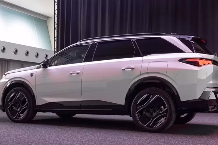 Trong đó, đèn pha của xe nằm phía trên và 3 dải đèn LED định vị ban ngày được đặt bên dưới, bao quanh lưới tản nhiệt. Tiếp theo là cản trước mới, tích hợp hốc gió trung tâm rộng và khe gió nhỏ ở hai góc đầu xe. Ở khu vực bên sườn, Peugeot 5008 2025 gây ấn tượng với những đường cắt xẻ và dập gân sắc sảo.