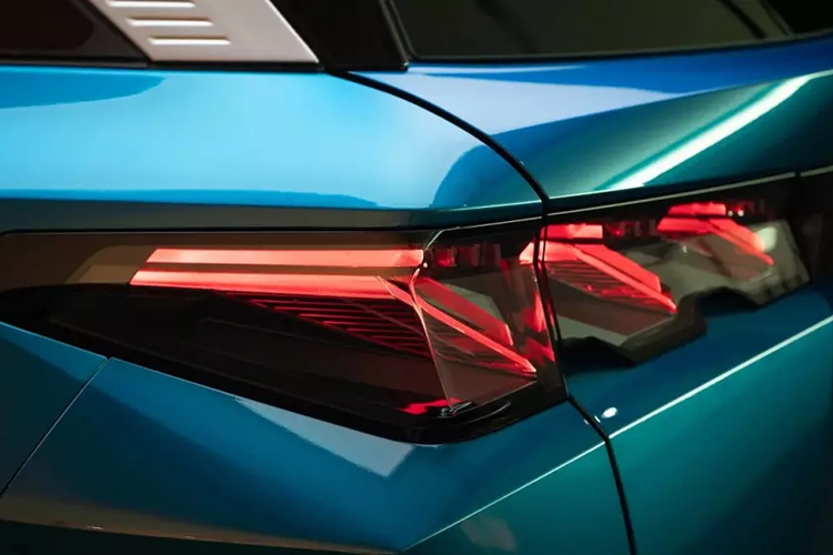 Cụm đèn hậu của mẫu SUV hạng trung này có tạo hình 3 móng vuốt bên trong và nối với nhau bằng nẹp màu đen tích hợp tem chữ nổi "Peugeot". Để tạo sự khác biệt với đối thủ Tesla Model Y và người anh em 3008 mới, Peugeot 5008 2025 được trang bị nội thất 3 hàng ghế với 7 chỗ ngồi tiêu chuẩn.