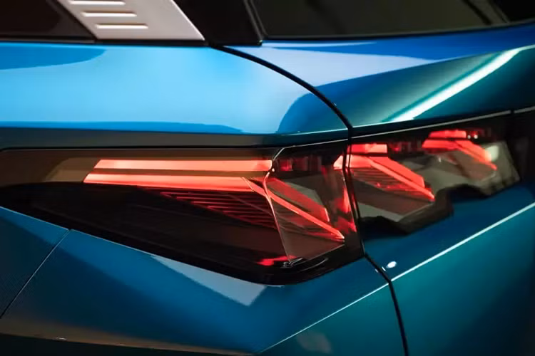 Cụm đèn hậu của mẫu SUV hạng trung này có tạo hình 3 móng vuốt bên trong và nối với nhau bằng nẹp màu đen tích hợp tem chữ nổi "Peugeot". Để tạo sự khác biệt với đối thủ Tesla Model Y và người anh em 3008 mới, Peugeot 5008 2025 được trang bị nội thất 3 hàng ghế với 7 chỗ ngồi tiêu chuẩn.