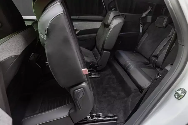 Trong khi đó, các nút bấm chuyển số của xe được đặt dọc bên cạnh nút bấm khởi động máy trên mặt táp-lô. Những trang bị tiêu chuẩn của xe gồm có hệ thống đèn viền trang trí nội thất, sạc điện thoại không dây, chìa khóa thông minh, khởi động nút bấm và đèn pha LED.