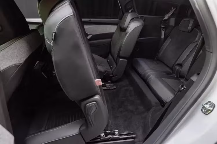 Trong khi đó, các nút bấm chuyển số của xe được đặt dọc bên cạnh nút bấm khởi động máy trên mặt táp-lô. Những trang bị tiêu chuẩn của xe gồm có hệ thống đèn viền trang trí nội thất, sạc điện thoại không dây, chìa khóa thông minh, khởi động nút bấm và đèn pha LED.