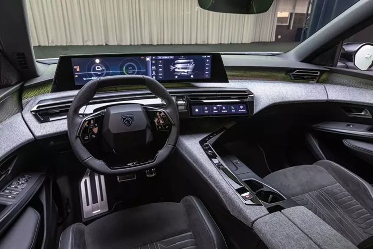 Tiếp theo đó là hệ truyền động plug-in hybrid mạnh mẽ hơn. Hệ truyền động này bao gồm máy xăng có công suất tối đa 150 mã lực và mô-tơ điện mạnh 123 mã lực. Tổng cộng, phiên bản PHEV của Peugeot 5008 2025 có công suất tối đa 195 mã lực. Động cơ sẽ đi với hộp số tự động ly hợp kép 7 cấp.