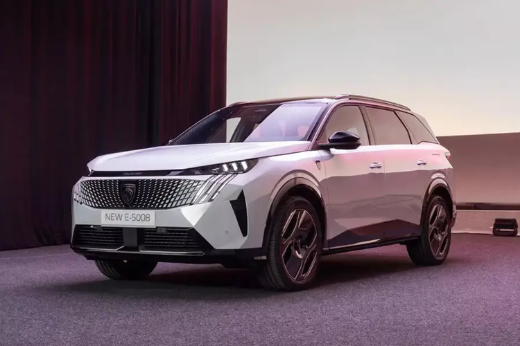 Hai loại pin này mang đến phạm vi di chuyển lần lượt là 498 km và 656 km sau khi sạc đầy. Trong khi đó, bản AWD chỉ dùng pin 98 kWh. Xe có thể tương thích với sạc chậm AC 11 kW, AC 22 kW hoặc sạc nhanh DC 160 kW.