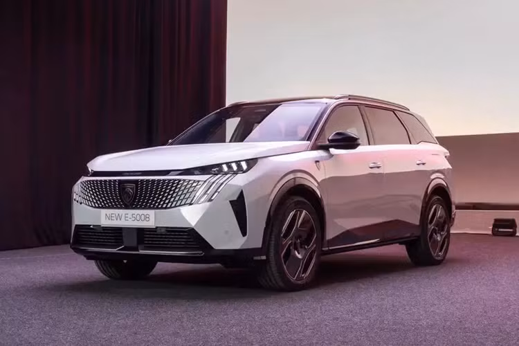 Hai loại pin này mang đến phạm vi di chuyển lần lượt là 498 km và 656 km sau khi sạc đầy. Trong khi đó, bản AWD chỉ dùng pin 98 kWh. Xe có thể tương thích với sạc chậm AC 11 kW, AC 22 kW hoặc sạc nhanh DC 160 kW.