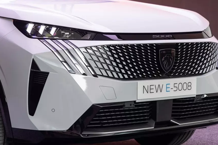 Mẫu SUV Peugeot 5008 hạng trung này sở hữu kích thước dài x rộng x cao lần lượt là 4.790 x 1.890 x 1.690 mm và chiều dài cơ sở 2.900 mm. Tương tự thế hệ cũ, Peugeot 5008 2025 cũng được áp dụng ngôn ngữ thiết kế giống với 3008 mới. Có thể thấy rõ điều này qua khu vực đầu xe với lưới tản nhiệt không viền và hệ thống đèn 2 tầng.