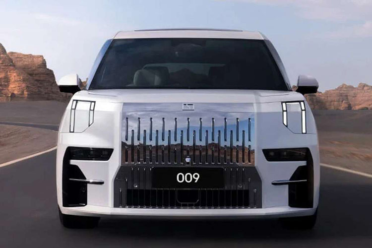 Điều này có thể là do sự xuất hiện của biến thể FWD 7 chỗ rẻ hơn và giảm giá khởi điểm 61.000 nhân dân tệ (8.400 đô la Mỹ). Giá của mẫu Zeekr 009 năm 2024 bắt đầu từ 439.000 nhân dân tệ (60.400 USD), tương đương 1,4 tỷ đồng.