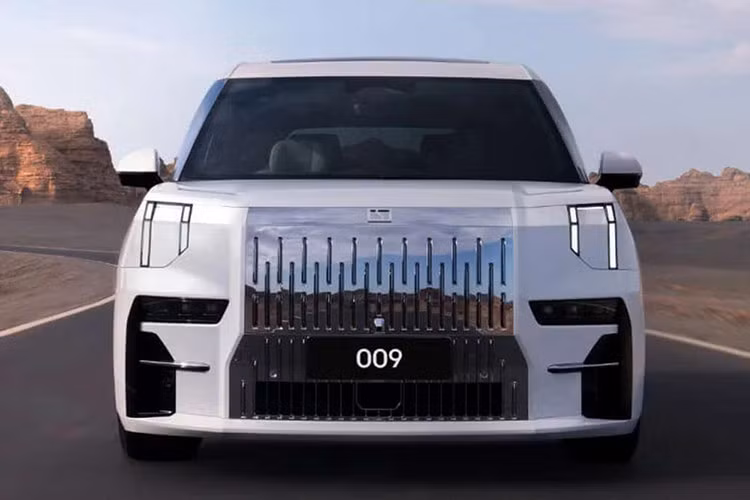 Điều này có thể là do sự xuất hiện của biến thể FWD 7 chỗ rẻ hơn và giảm giá khởi điểm 61.000 nhân dân tệ (8.400 đô la Mỹ). Giá của mẫu Zeekr 009 năm 2024 bắt đầu từ 439.000 nhân dân tệ (60.400 USD), tương đương 1,4 tỷ đồng.