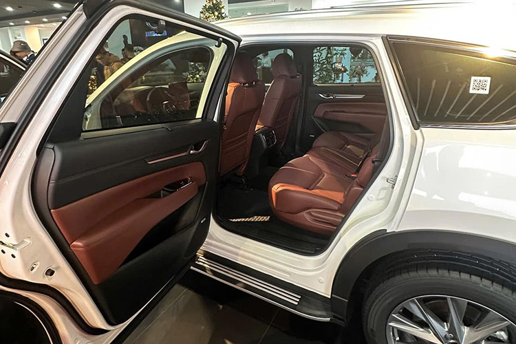 Ngoại trừ phiên bản Luxury, hai phiên bản Mazda CX-8 2025 còn lại đều trang bị tiêu chuẩn gói an toàn chủ động i-Activsense, bao gồm các tính năng: Hệ thống đèn thích ứng thông minh ALH. Hệ thống cảnh báo điểm mù BSM. Cảnh báo phương tiện cắt ngang khi lùi RCTA...