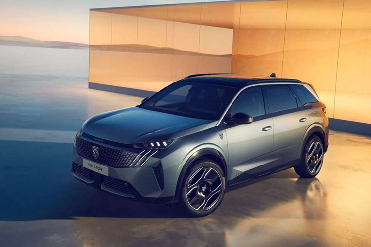 Nhờ đó, bộ đôi này sẽ có phạm vi hoạt động ấn tượng là 700 km cho mẫu Peugeot E-3008 và 668 km cho E-5008 cồng kềnh và nặng hơn. Cả hai mẫu Long-Range 230 Electric đều được trang bị một động cơ điện duy nhất sản sinh công suất 227 mã lực và tương thích với bộ sạc DC 160 kW.