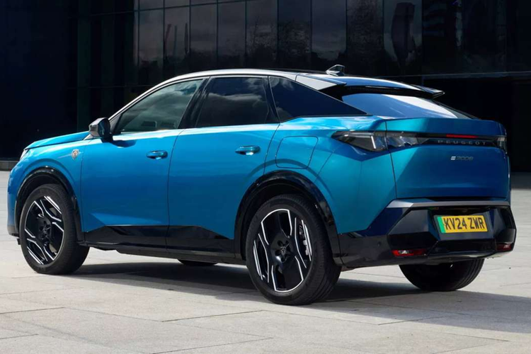 Biến thể PHEV mới có thể yếu hơn so với phiên bản AWD tiền nhiệm nhưng đổi lại nó cung cấp phạm vi hoạt động thuần điện xa hơn. Cụ thể, bộ pin 21 kWh cho phép Peugeot 3008 chạy hoàn toàn bằng điện với quãng đường lên tới 84 km (theo tiêu chuẩn WLTP), với thời gian sạc 2 giờ 45 phút.