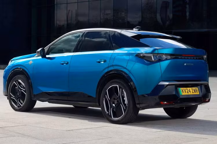 Biến thể PHEV mới có thể yếu hơn so với phiên bản AWD tiền nhiệm nhưng đổi lại nó cung cấp phạm vi hoạt động thuần điện xa hơn. Cụ thể, bộ pin 21 kWh cho phép Peugeot 3008 chạy hoàn toàn bằng điện với quãng đường lên tới 84 km (theo tiêu chuẩn WLTP), với thời gian sạc 2 giờ 45 phút.