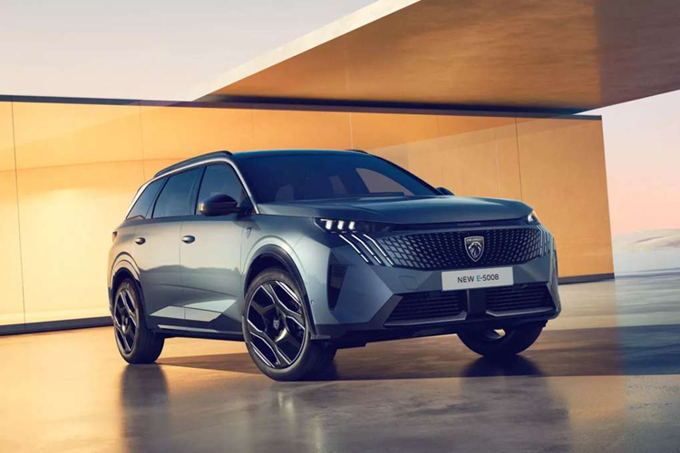 Peugeot cũng đã công bố sự ra mắt sắp tới của các phiên bản "Long-Range 230 Electric" của E-3008 và E-5008. Các biến thể BEV hàng đầu sẽ được trang bị bộ pin 96,9 kWh (trong khi bộ pin tiêu chuẩn là 73 kWh).