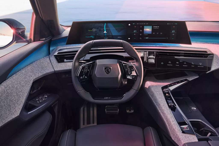 Tài xế có thể sử dụng ba chế độ lái – Hybrid, Electric và Sport – ưu tiên hiệu suất. Hệ thống truyền động tương tự cũng có sẵn cho Peugeot 5008, với phạm vi hoạt động thuần điện ngắn hơn một chút là 82 km. Nhờ vào cấu trúc STLA Medium, biến thể PHEV mới có không gian cốp xe giống hệt với biến thể BEV và các biến thể mild-hybrid.